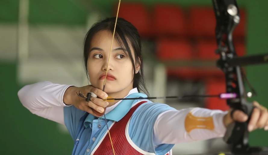 Hai cung thủ Việt Nam thi đấu khi thời tiết không thuận lợi