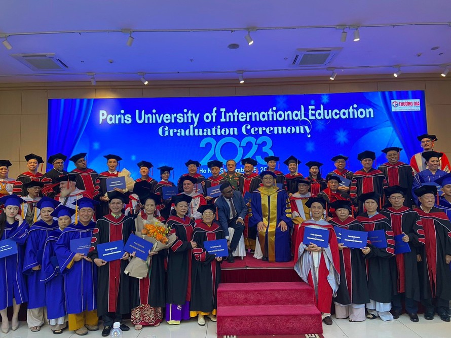 Các tân Thạc sĩ, Tiến sĩ danh dự, Giáo sư danh dự, Giáo sư thỉnh giảng chụp ảnh kỉ niệm tại lễ tốt nghiệp 2023