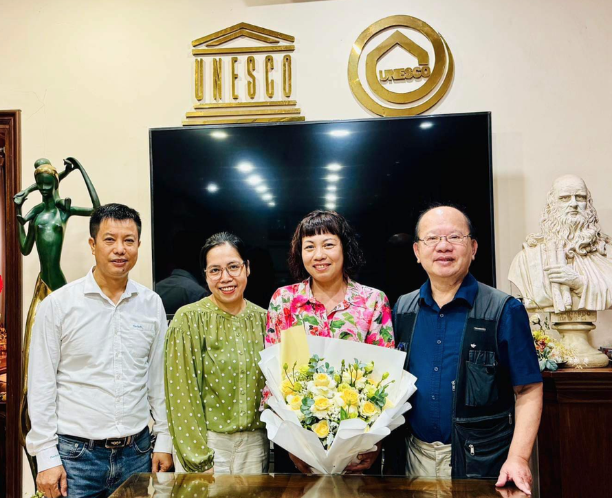 Chủ tịch Liên hiệp các Hội UNESCO Việt Nam Nguyễn Xuân Thắng (ngoài cùng bên phải) và Tổng Biên tập Trần Văn Mạnh tại lễ trao quyết định cho nhà báo Nguyễn Lệ Hằng (thứ hai từ bên phải sang) và nhà báo Lê Thị Bích Ngọc (thứ ba từ bên phải sang).