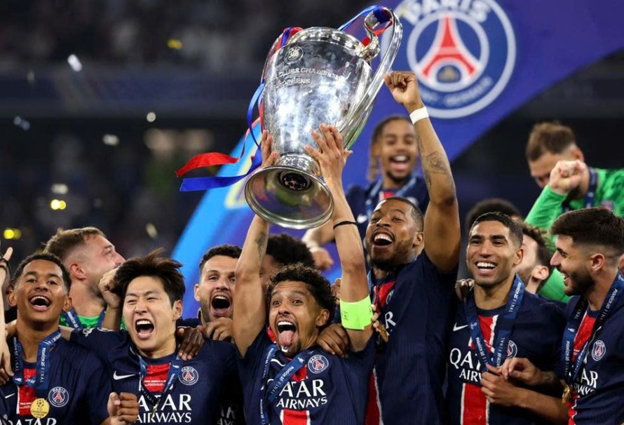 Đội trưởng Marquinhos nâng cup Champions League cho PSG, sau trận chung kết gặp Inter trên sân Allianz, thành phố Munich, Đức tối 31/5/2025. Ảnh: UEFA