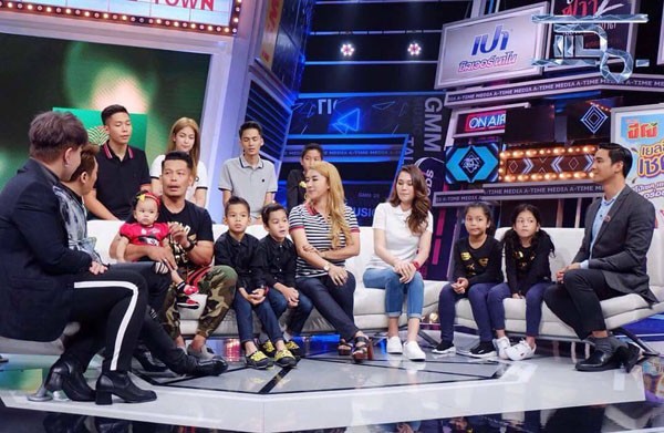 Gia đình hạnh phúc của người đàn ông Thái Lan trên một chương trình truyền hình.