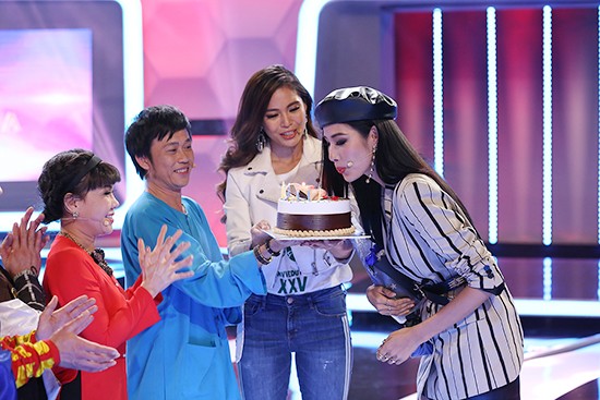 Hoàng Thùy được Hoài Linh, Mâu Thủy mừng sinh nhật tại trường quay