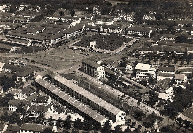 Ga Sài Gòn xưa ngay trước cửa Chợ Bến Thành.