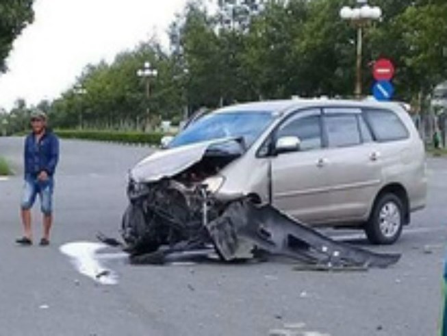Xe khách bị tông mạnh, một bé trai tử vong