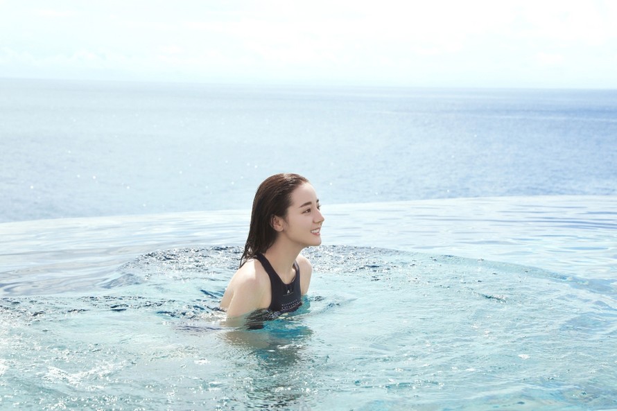 Địch Lệ Nhiệt Ba khoe khoảnh khắc hiếm hoi diện bikini đẹp như 'tiên nữ'