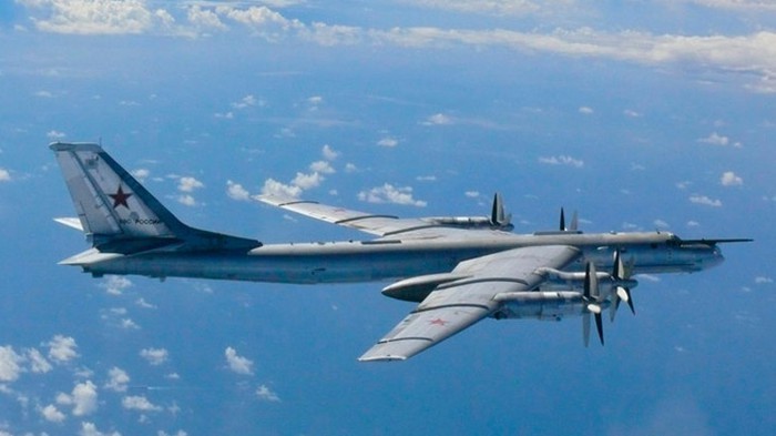 Đang tập trận rầm rộ, máy bay ném bom Nga bị chiến cơ Mỹ chặn đuổi