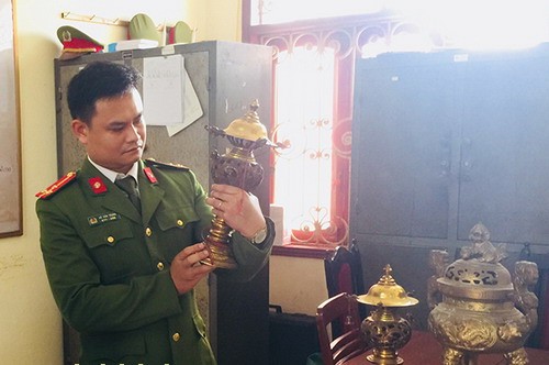 Nước ngập trở lại đúng giờ tan tầm nên lượng người, xe dồn ứ trên đường.