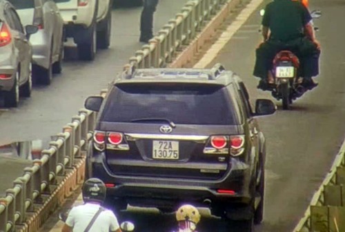 Ô tô đi vào làn xe máy trên cao tốc TPHCM – Long Thành – Dầu Giây.
