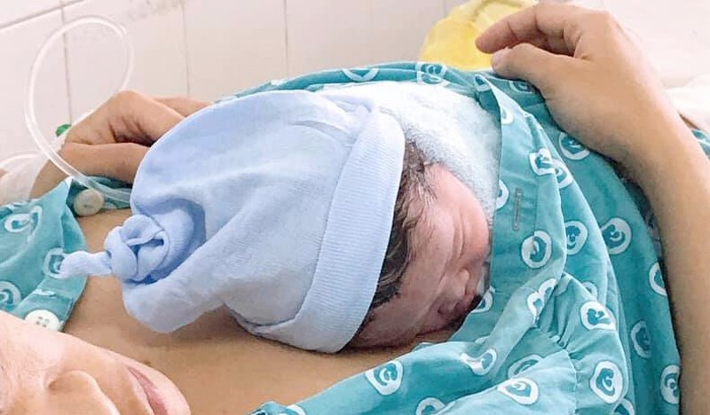 Người phụ nữ sinh con ngay trên đường