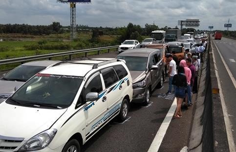 Hiện trường một vụ tai nạn liên hoàn trên cao tốc TP.HCM - Trung Lương ngày 28/4. Ảnh: L.L.