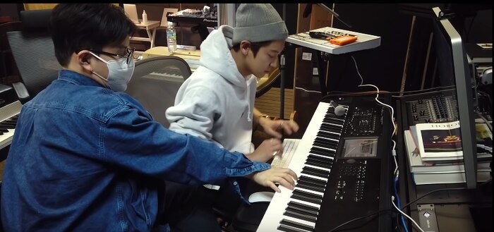 Chanyeol sáng tác bài hát mới và hướng dẫn fan cách rửa tay đúng chuẩn.