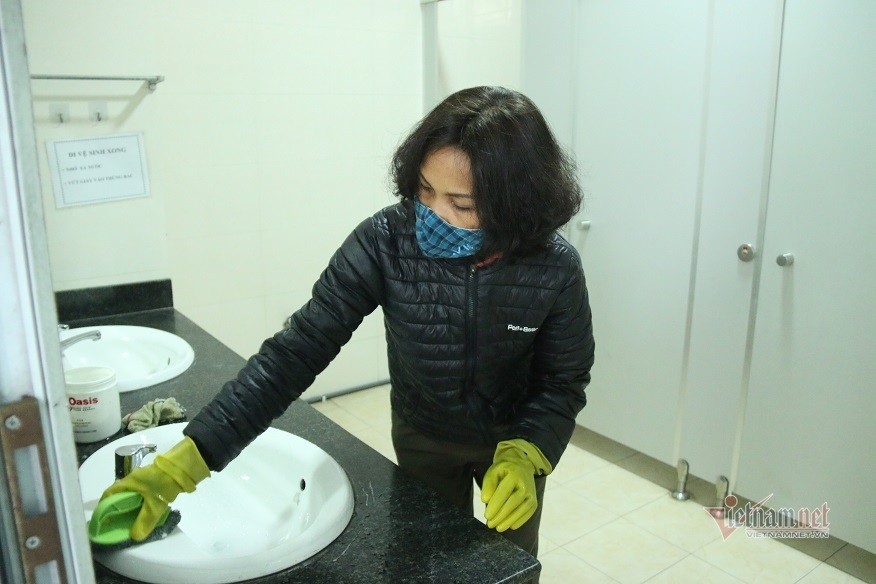 Giáo viên dọn vệ sinh trường lớp. Ảnh: Thanh Hùng