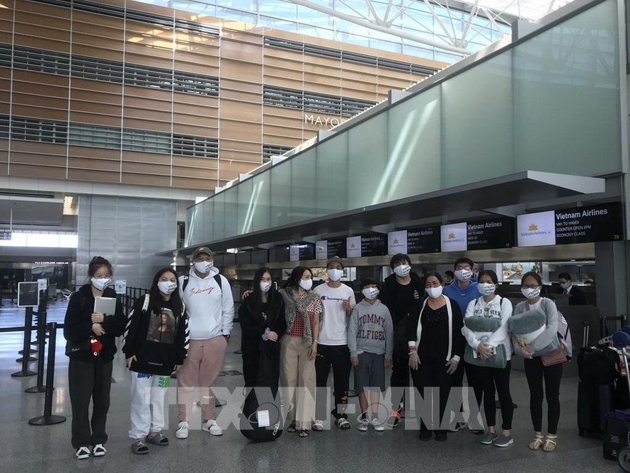 Một số du học sinh Việt Nam tại Mỹ được hỗ trợ làm thủ tục về nước hồi đầu tháng 6/2020. Ảnh: TTXVN
