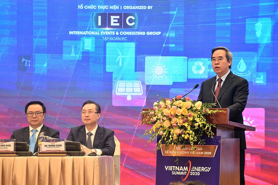 Trưởng Ban Kinh tế Trung ương Nguyễn Văn Bình phát biểu tại diễn đàn. Ảnh: VGP/Nhật Bắc