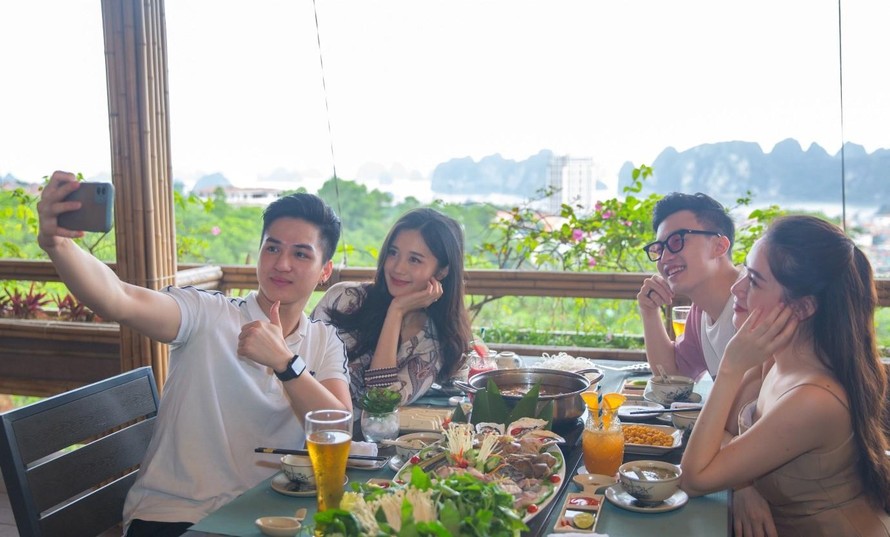 “Vùng xanh” Hạ Long là một trong những địa phương mở cửa du lịch sớm nhờ thành quả chống dịch tích cực. Ảnh: FLC Hạ Long