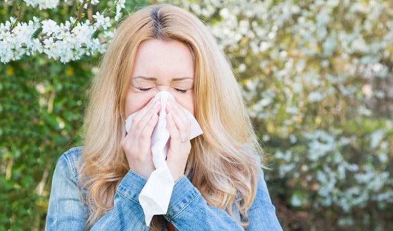Cách phân biệt bệnh dị ứng thời tiết theo mùa và COVID-19