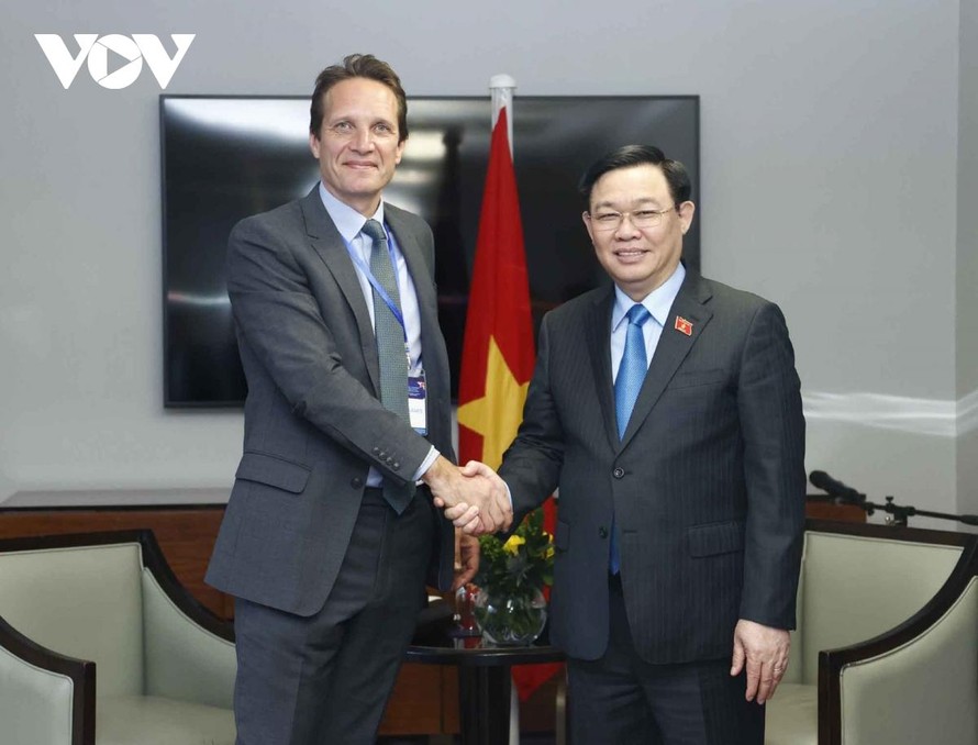 Chủ tịch Quốc hội Vương Đình Huệ tiếp Chủ tịch Mạng lưới Hữu nghị Việt Nam - Anh