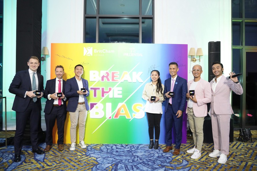 Sự kiện “Pride at work” do Prudential và Britcham tổ chức làn đầu tiên thu hút 100 lãnh đạo cùng thực hiện cam kết phá bỏ định kiến giới nơi công sở