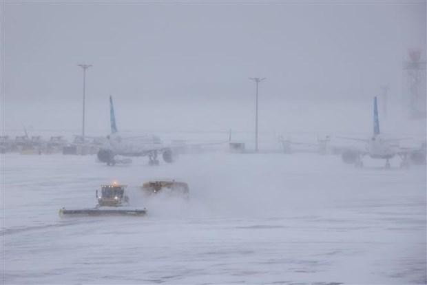 New York hạn chế hoạt động đường bộ và đường không do bão tuyết