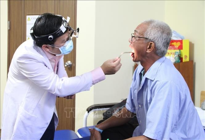 Phẫu thuật cấp cứu thành công bệnh nhân bị hóc xương cá xuyên thủng vào lưỡi hiếm gặp