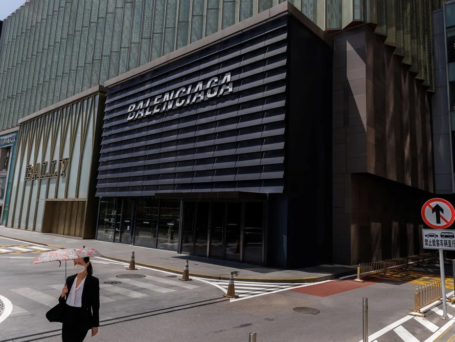 Balenciaga xin lỗi vì chiến dịch quảng cáo có hình ảnh bé gái gây tranh cãi