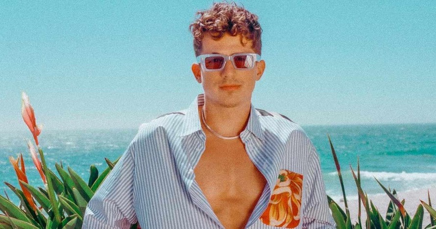 Charlie Puth thường xuyên đăng tải hình ảnh trong những chuyến du lịch tới các vùng biển trên khắp thế giới để lấy cảm xúc sáng tác.