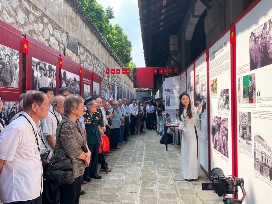 Triển lãm 'Sông Hồng cuộn sóng' tái hiện những ngày hào hùng của Thủ đô