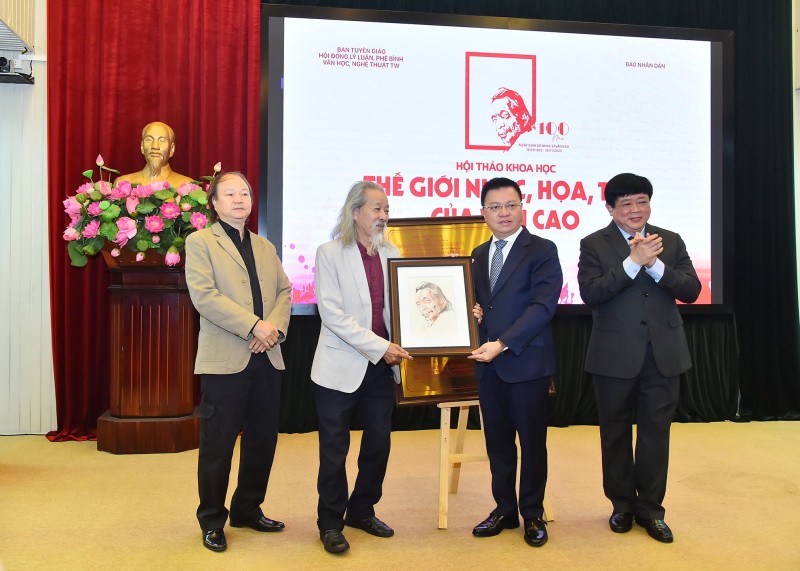 Đại diện gia đình nhạc sĩ Văn Cao nhận quà tặng từ Ban tổ chức