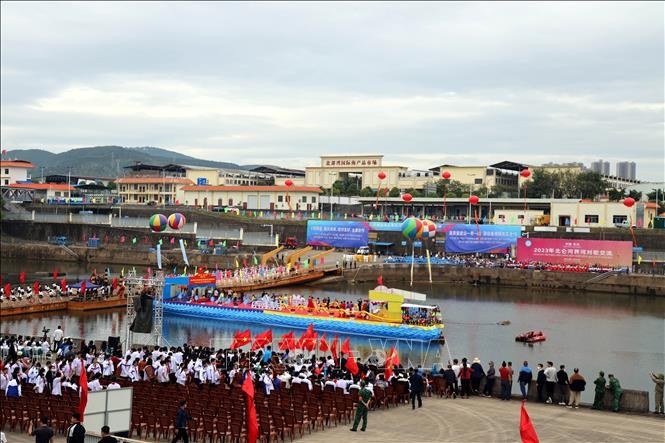 Độc đáo màn hát đối trên sông biên giới Việt - Trung