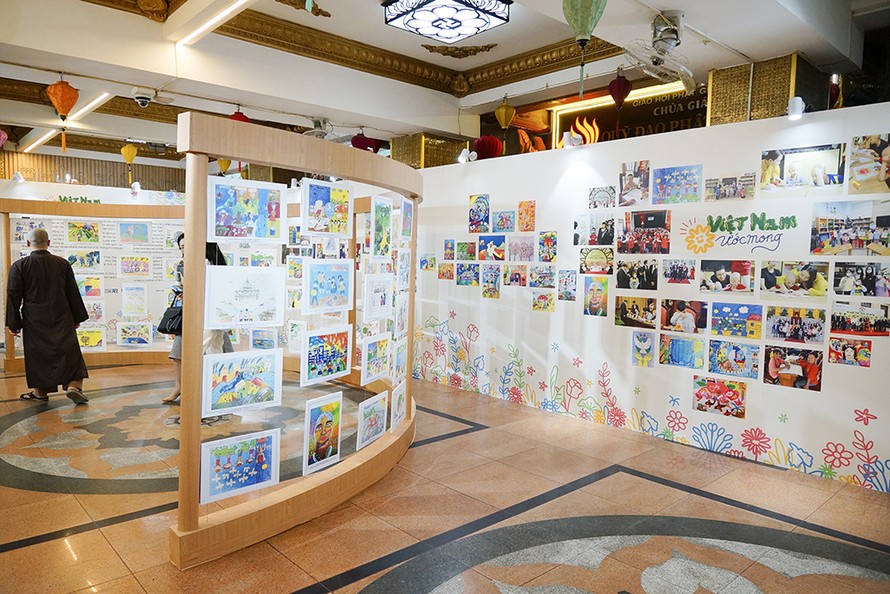 Mở triển lãm bán tranh cho người khuyết tật và trẻ mồ côi