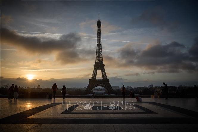Nhân viên Tháp Eiffel chấm dứt đình công