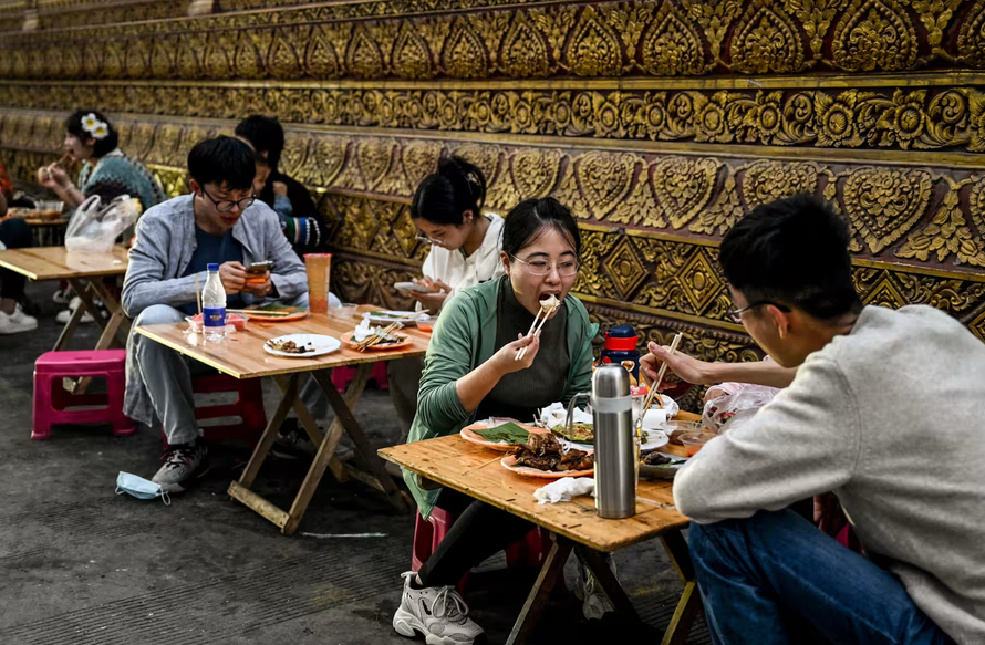 Gen Z Trung Quốc ăn tiết kiệm, sống cho bản thân