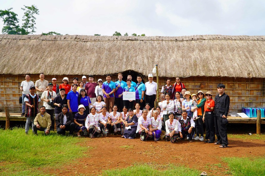 Đại diện OPES tham gia trao tặng cây sinh kế cho người dân tại xã Lộc Tân, huyện Bảo Lâm, tỉnh Lâm Đồng