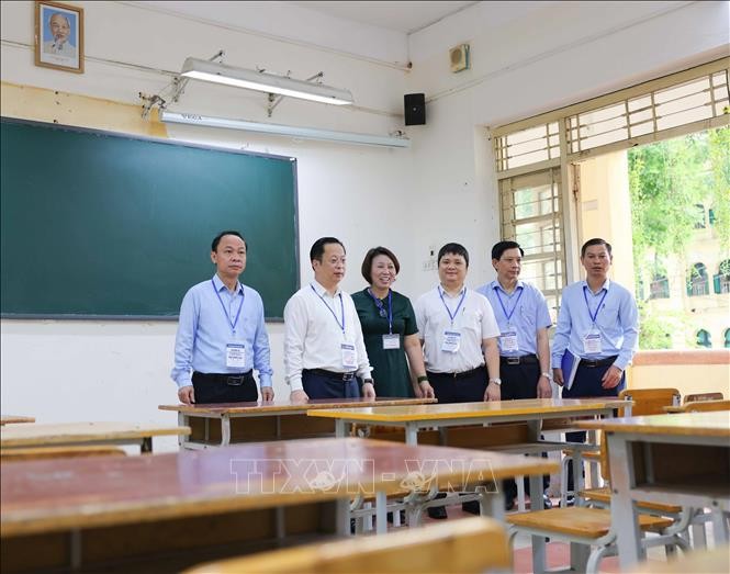 Giám đốc Sở Giáo dục và Đào tạo Hà Nội Trần Thế Cương kiểm tra công tác coi thi tại Trường THPT Việt Đức, quận Hoàn Kiếm. Ảnh: Thanh Tùng/TTXVN