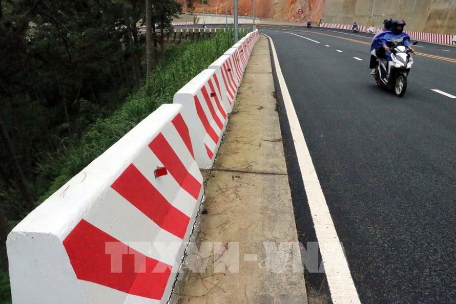 Chủ động phát hiện, xử lý vết nứt cục bộ trên đèo Prenn Đà Lạt