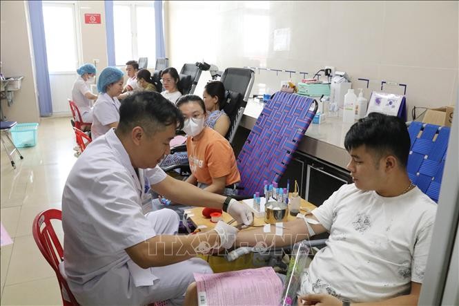 Hàng trăm cán bộ, nhân viên ngành y hiến máu cứu người