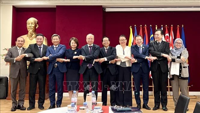 Việt Nam chuyển giao vai trò Chủ tịch Ủy ban ASEAN tại Paris cho Brunei