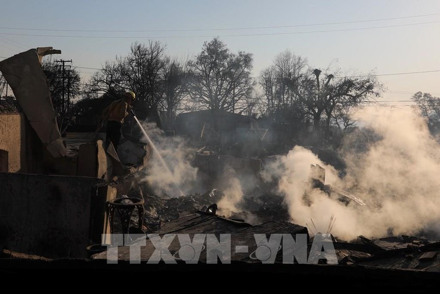 Chạy đua để ngăn cháy rừng lan rộng ở California