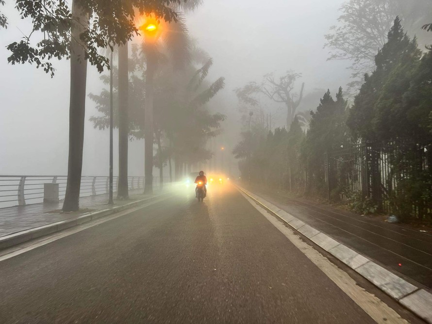 Thủ đô Hà Nội có mưa phùn và sương mù, trời rét