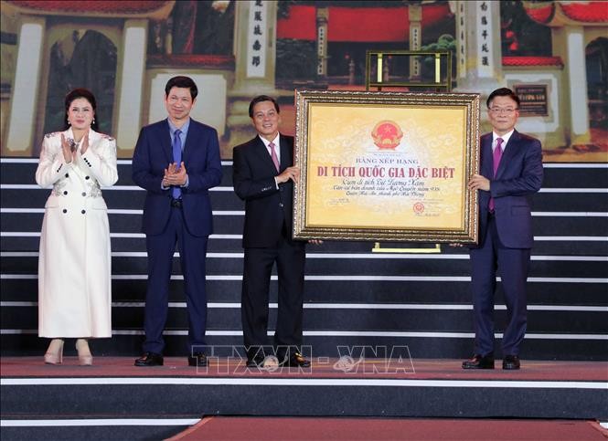 Phó Thủ tướng Lê Thành Long trao Bằng xếp hạng Di tích quốc gia đặc biệt cho Căn cứ bản doanh của Ngô Quyền