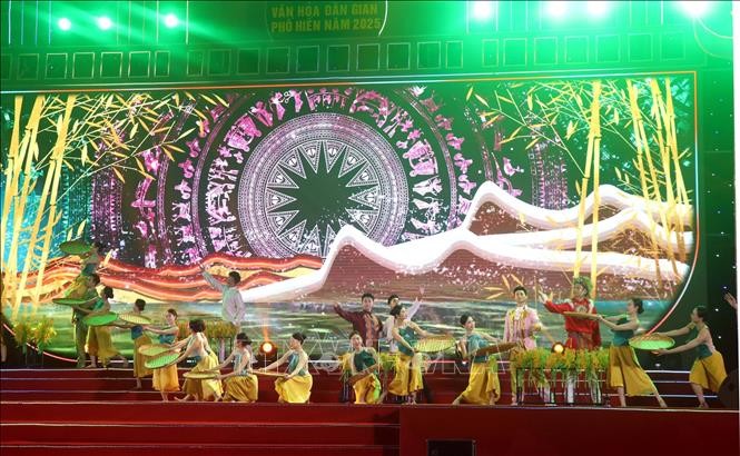 Các tiết mục văn nghệ trong khai mạc Lễ hội văn hóa dân gian Phố Hiến. Ảnh: Đinh Văn Nhiều/TTXVN.