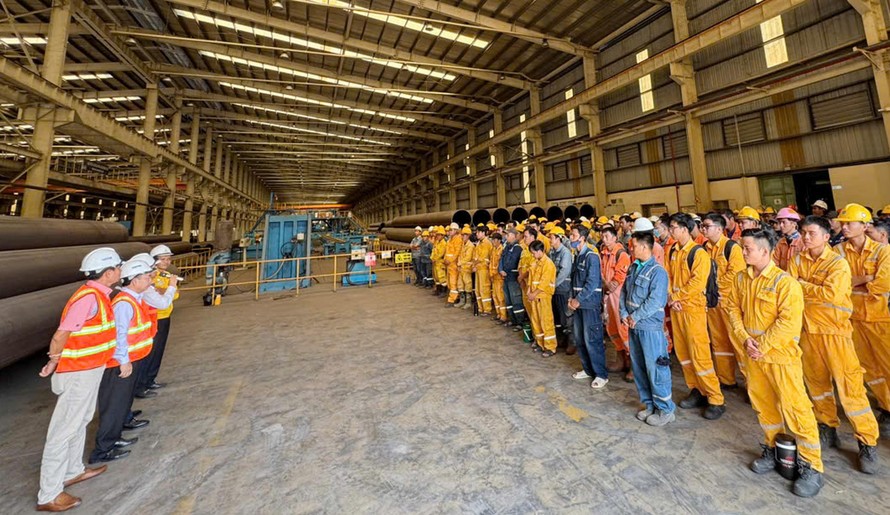 Buổi lễ phát động thi đua sản xuất được tổ chức ngay tại nhà máy của PV GAS PIPE.