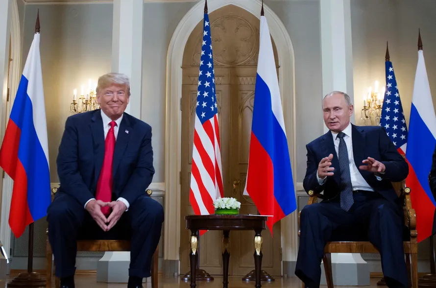 Tổng thống Nga Vladimir Putin (phải) trong một cuộc gặp với người đồng cấp Mỹ Donald Trump. Ảnh: VOX.
