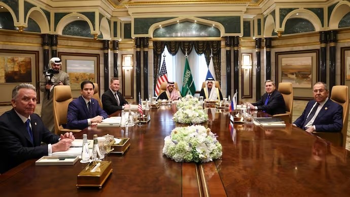 Ngoại trưởng Liên bang Nga Sergey Lavrov (phải) và Ngoại trưởng Mỹ Marco Rubio (thứ 2, trái) tại cuộc đàm phán ở Riyadh, Saudi Arabia, ngày 18/2/2025.