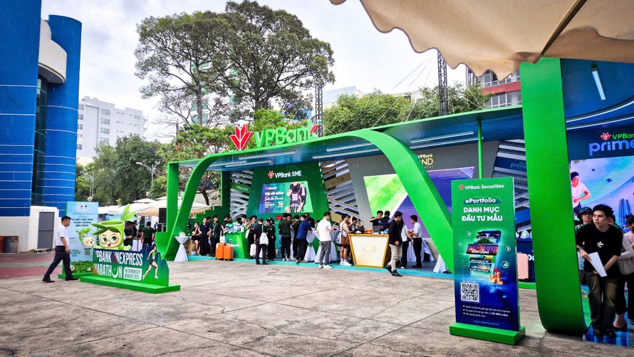 Vận động viên hào hứng trải nghiệm gian hàng VPBank tại giải chạy đêm TP HCM
