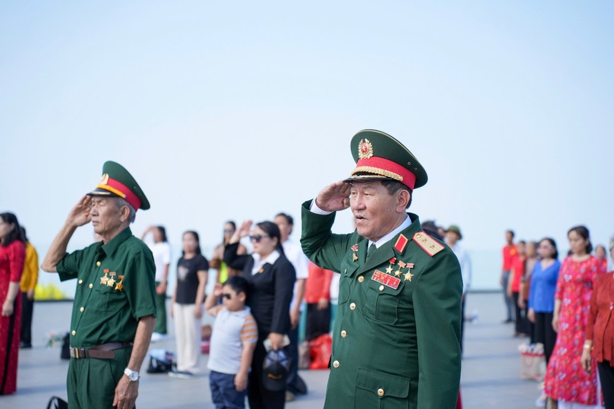 Trung tướng Phạm Tuân đến thăm núi Bà Đen. Ảnh: Sun World Ba Den Mountain