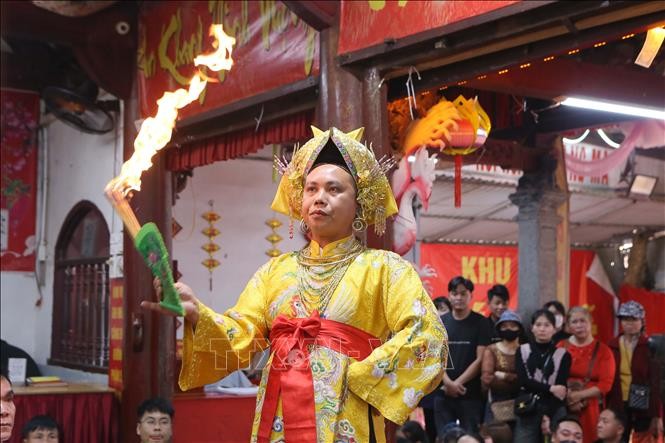 Thực hành, biểu diễn hầu đồng tại Phủ Tiên Hương, thuộc Khu di tích lịch sử, văn hóa Phủ Dầy (Nam Định). Ảnh: Công Luật/TTXVN 