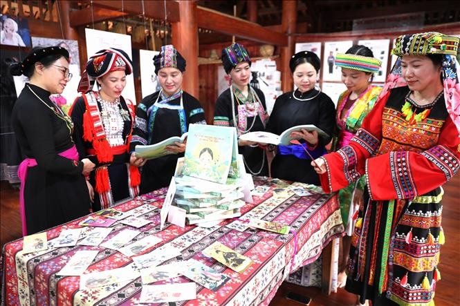 Tôn vinh vẻ đẹp phụ nữ các dân tộc qua triển lãm đầy màu sắc tại Hà Giang