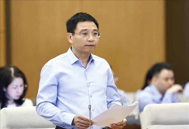 Bộ trưởng Bộ Tài chính Nguyễn Văn Thắng trình bày tóm tắt tờ trình. Ảnh: Doãn Tấn/TTXVN