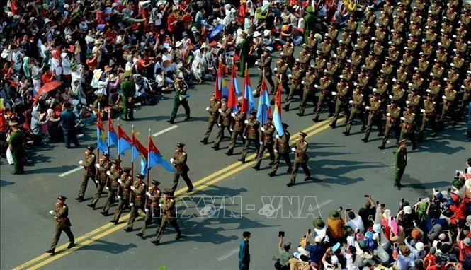 Khối Sĩ quan đại diện 5 cánh quân qua các cung đường TP Hồ Chí Minh tại Lễ diễu binh, diễu hành kỷ niệm 50 năm Ngày Giải phóng miền Nam, thống nhất đất nước. Ảnh: TTXVN